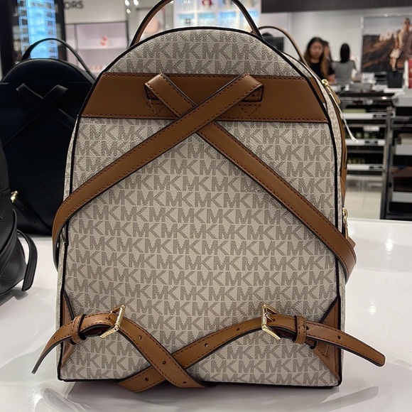 Michael Kors Womens Valerie Medium Logo Backpack 30F2G9VB2B-149 (Vanilla)
NWT - Picture 7 of 16